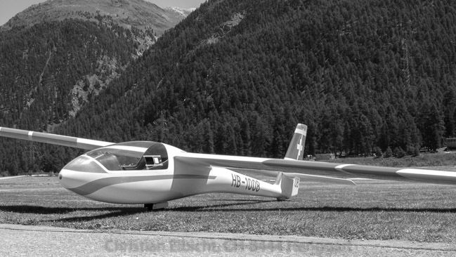 Die HB-1008 auf dem Flugplatz Samedan - in schwarz/weiss.