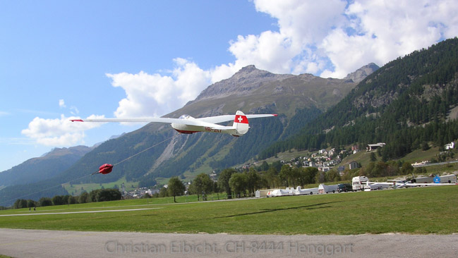 Der Moswey IIa (1944) HB-257 beim Start an der Winde in Samedan.