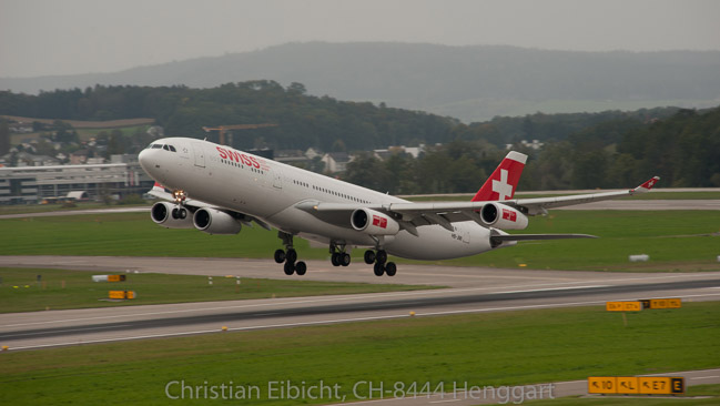 Der Airbus A340 HB-JMI beim Start in Kloten.