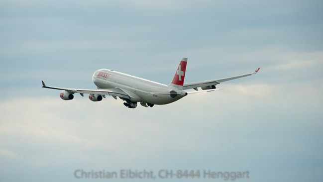 Der Airbus A340 HB-JMO nach dem Start in Kloten.