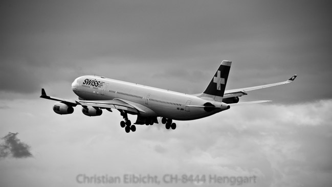 Der Airbus A340 HB-JMH nach dem Start in Kloten.