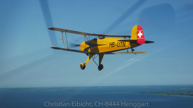 Der Bücker 131 HB-UTN über der Nordsee. 