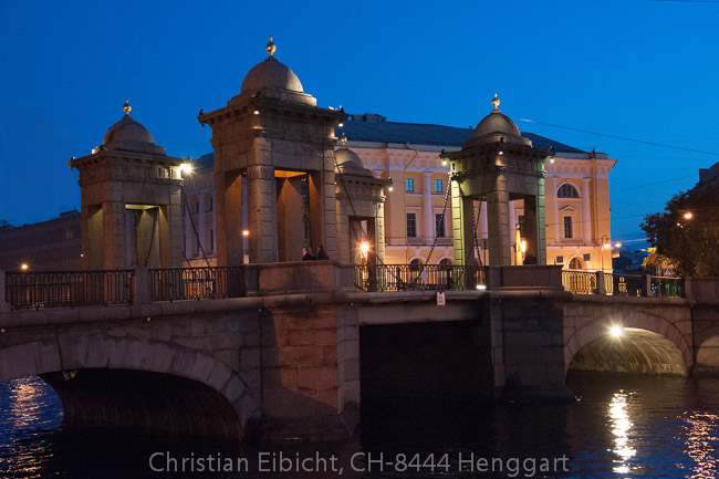 Die Lomonossov-Brücke über den Fontanka, einem Nebenarm der Neva. 
