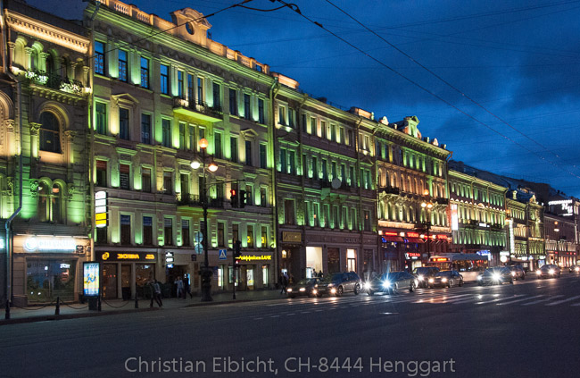 Farbenfroh beleuchtete Fassaden am Nevski Prospekt