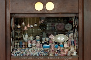 Porzellanartikel in einem Laden der Trinkhalle in Karlsbad (CZ).